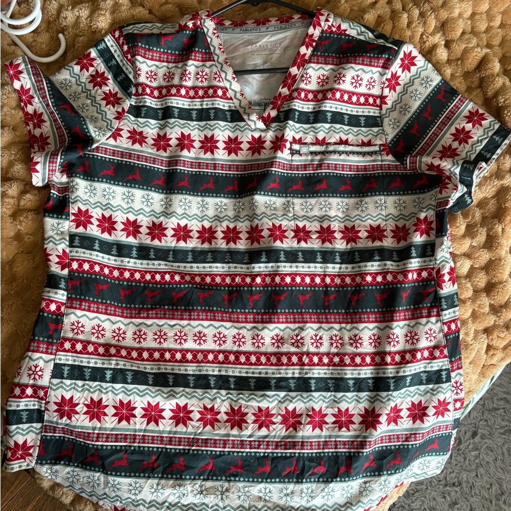 Fabletics 1 pocket scrub top XL Christmas